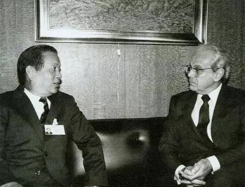1988年9月,联合国秘书长德奎利亚尔在联合国总部会见出席联合国大会的中国外交部长钱其琛。(资料图片)1988年9月,联合国秘书长德奎利亚尔在联合国总部会见出席联合国大会的中国外交部长钱其琛。(资料图片)