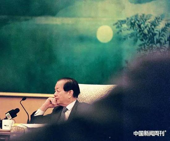 2003年“两会”期间,钱其琛在北京人民大会堂台湾厅。图|中新