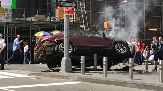 美国纽约时代广场一辆汽车冲撞行人 致1死13伤