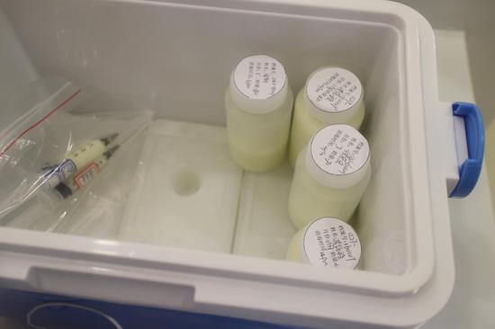 (图为北京太和妇产医院母乳库冰箱的冻奶。医院提供照片)