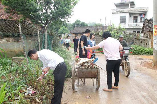 江州区法院:深入乡村开展环境卫生整治