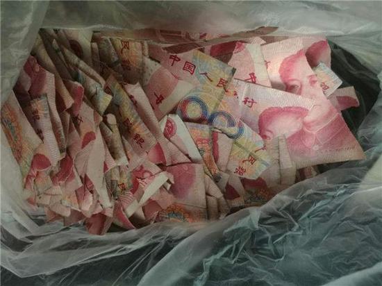 5岁孩子将5万元撕成碎片 银行称无法兑换整币（组图） - 1