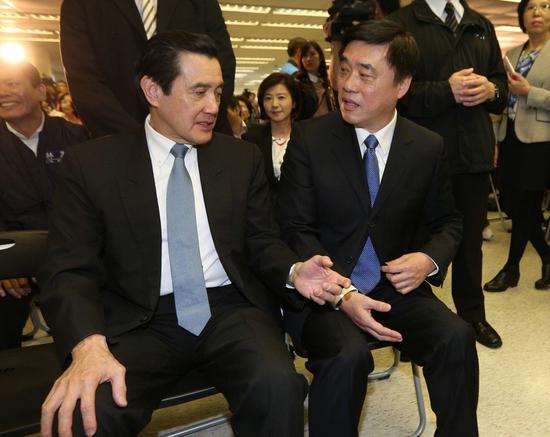 马英九（左）。（图片取自台媒）&nbsp;
