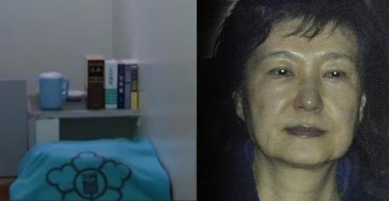 朴槿惠牢房内景，床头放着《圣经》和英文词典等书籍。