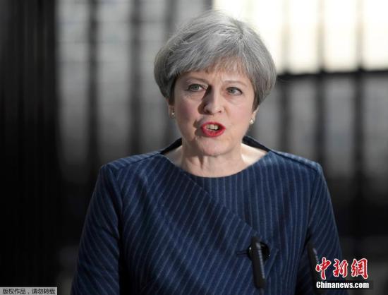 资料图：当地时间4月18日，英国首相特蕾莎·梅在首相官邸前发表声明，宣布将在6月8日提前大选。