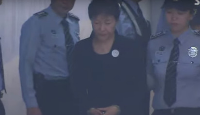 朴槿惠抵达法院：未穿囚服但佩戴囚号胸章