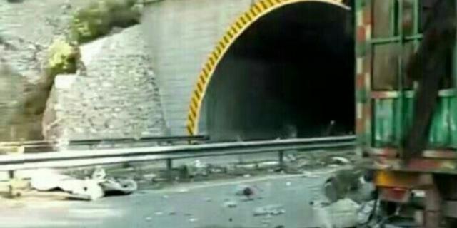 燃爆现场碎石满地