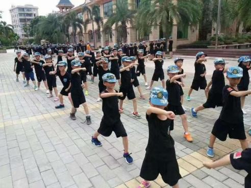 我们在练习军体拳