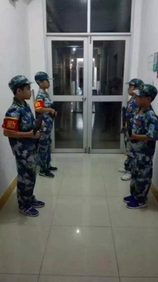 我们在持枪站岗