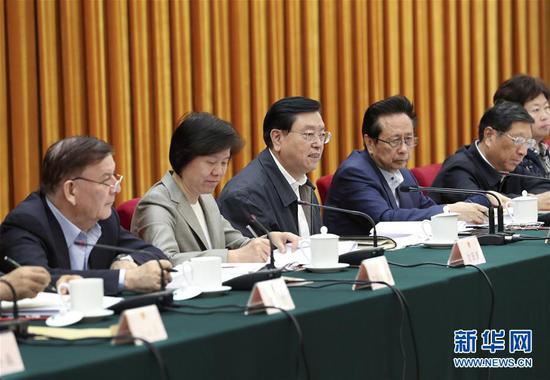 5月22日,中共中央政治局常委、全国人大常委会委员长张德江在北京主持召开全国人大常委会固体废物污染环境防治法执法检查组第一次全体会议。新华社记者 庞兴雷 摄