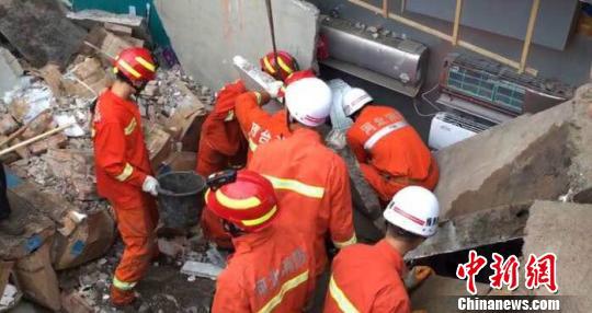 河北任县一电器小商场坍塌5人被埋，几十名消防官兵冒雨展开救援。　张鹏翔　摄