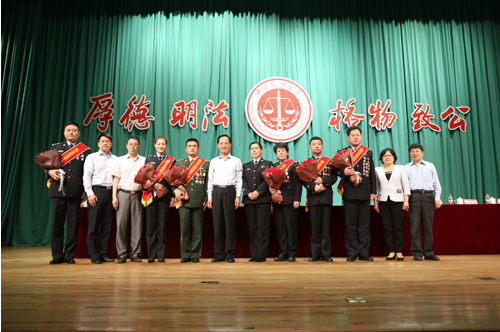 全国公安系统英雄模范立功集体先进事迹报告团成员同与会领导合影留念。