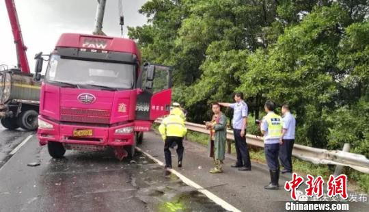 图为事故现场 肇庆交警供图 摄