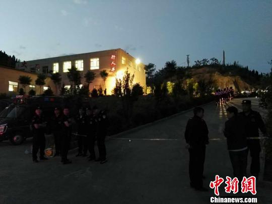 山西清徐一煤矿发生透水事故，11人被困4人升井。　李新锁　摄