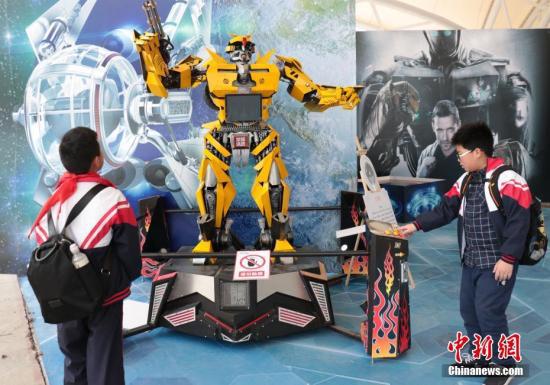  资料图：4月1日，大规模智能机器人巡展“机器人总动员”在浙江省宁波市开展。何蒋勇/摄