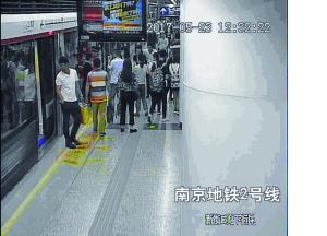监控拍到的色狼画面(图中红圈男子)