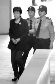 韩国前总统朴槿惠再次出庭受审。