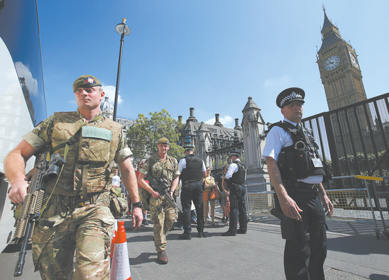 25日，英国军警加强了在议会大厦外的巡逻。