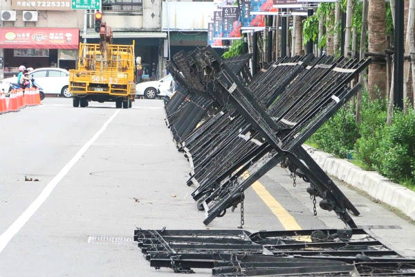 台警方在演艺厅周遭架起层层拒马。（图片来源：台湾《联合报》）