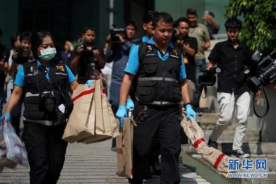 5月22日，在泰国曼谷，法医携带收集的证据离开发生爆炸的医院。新华社/路透