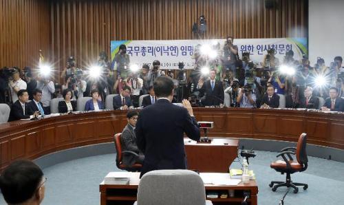 本月24日，国务总理提名人李洛渊的人事听证会在国会举行，图为李洛渊（中）在听证开始前举手宣誓。（图片来源：韩联社）