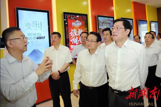 5月26日下午,省委书记、省人大常委会主任杜家毫在长沙马栏山视频文化园,考察湖南广播电视台节目生产基地建设情况。记者 罗新国 摄