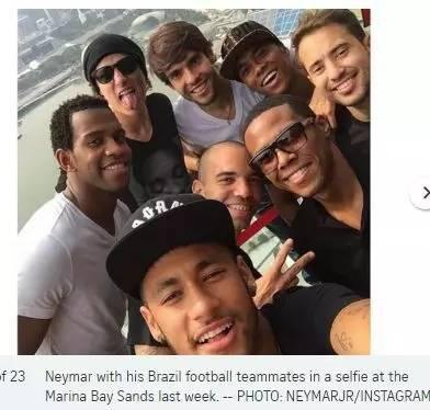 ▲巴西著名足球运动员内马尔和队员们。（图据《海峡时报》）