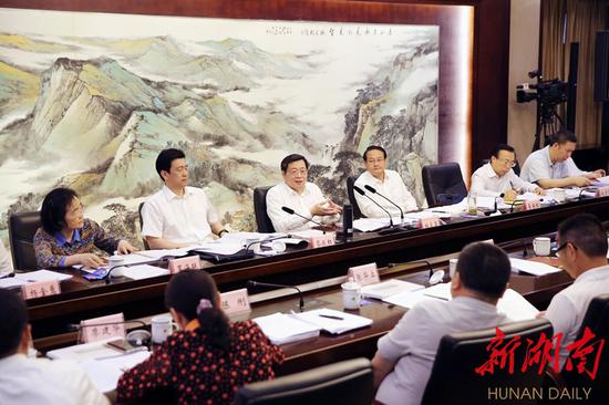 5月26日下午,杜家毫在长沙主持召开座谈会,听取马栏山片区规划建设情况汇报并讲话。记者 罗新国 摄
