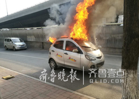  着火时情形。图片来自济南交警微博
