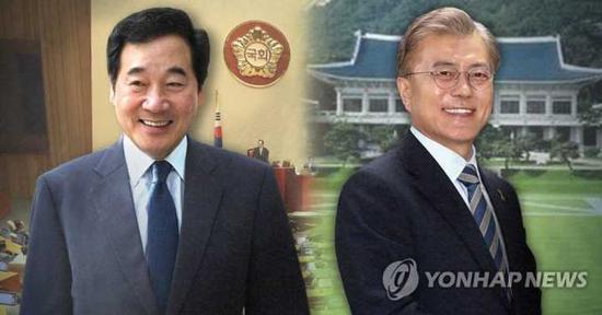 资料图：韩国国务总理李洛渊（左） 韩国总统文在寅（右）