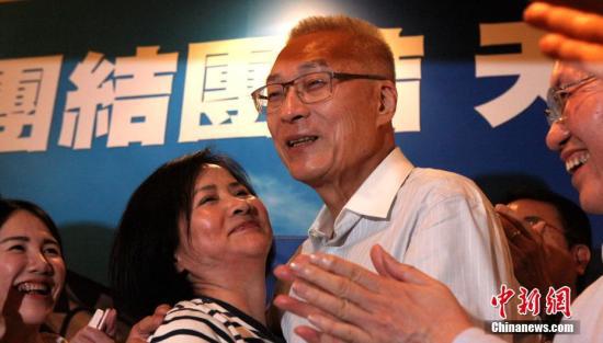 资料图:5月20日,前台湾当局副领导人吴敦义以144408票、52.24%得票率从6名候选人中胜出,当选新一任国民党主席。图为吴敦义胜选后与妻子蔡令怡拥抱。 中新社记者 刘舒凌 摄