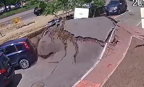 乌克兰一地下水管爆裂 炸出一个6平米的大坑 