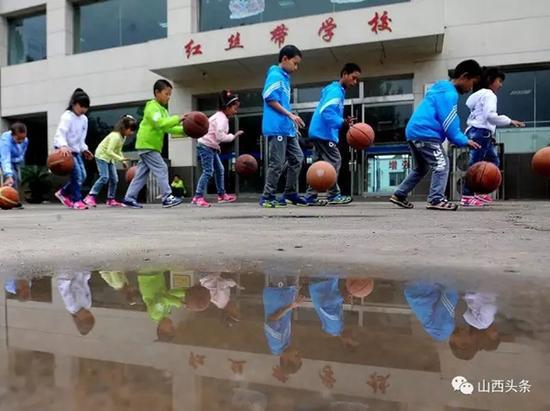 红丝带学校的学生们。