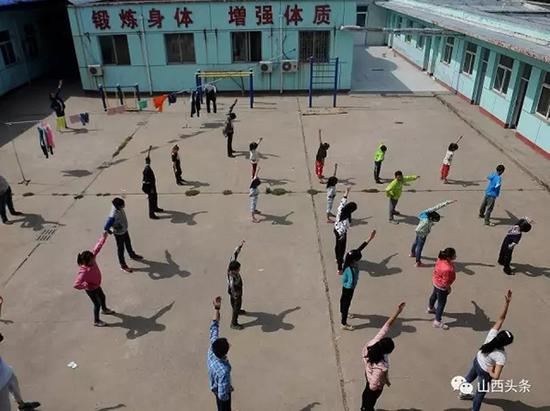 课间操时间，娃娃们正在做广播体操。