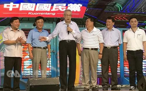 吴敦义(左3)1日到嘉义县党部谢票时表示，2018选举，一定要很认真布局才能稳住，最终目标是在2020年再赢回当局“执政权”。“中央社”记者黄国芳摄