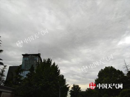 6月2日早晨，北京天空云量增多。