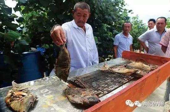 鸭公岛渔民转产转业，自制烤鱼出售。李雪冬 摄