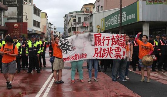 蔡英文深入“民间”宣传前瞻，200名警察随身护卫。（图片来源：台湾《联合报》）