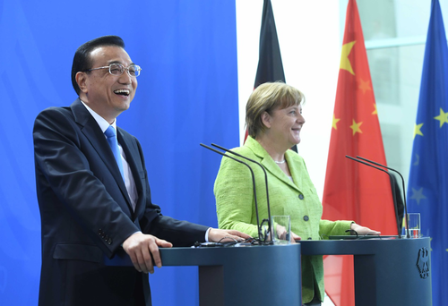 当地时间6月1日上午,国务院总理李克强在柏林和德国总理默克尔共同会见记者。 图片来自 新华社