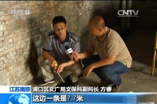   另外，在这栋文保建筑的外面，建了一道新的围墙，内有假山、水池等景观配套设施，还有正在铺设的步道。