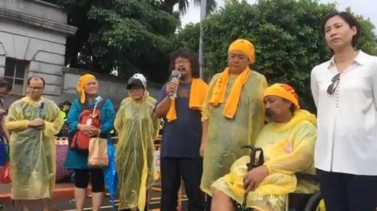  台湾少数民族团体驻扎在凯道至今刚好100天，正逢暴雨袭台、灾情频传，但中正一分局派出超过200名警力清除凯道物品，“时代力量立委”高潞以用批评台当局草菅人命。（图片来源：台湾“中时电子报”）&nbsp;