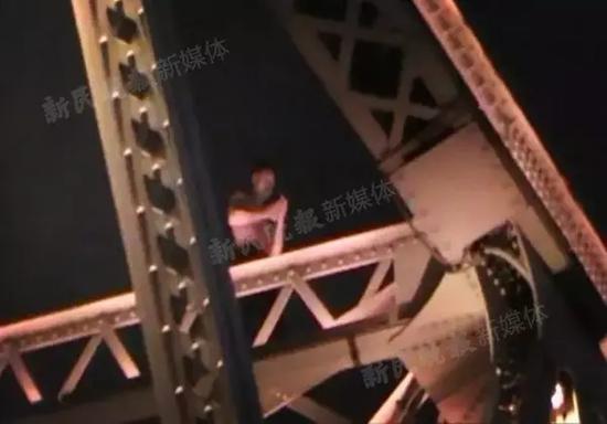 事发当晚外白渡桥上的轻生男子。 上海消防供图