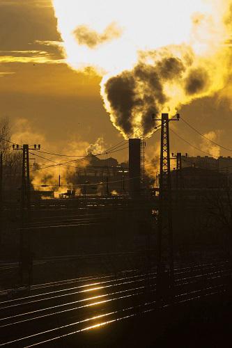 资料图片：匈牙利尼赖吉哈佐工业区，工厂的烟囱冒出白烟。新华社/美联