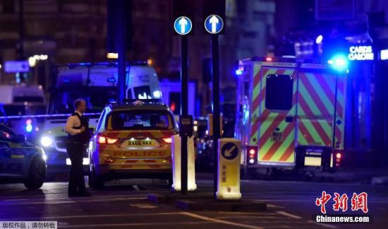 图为英国警方封锁伦敦桥上的恐袭现场。