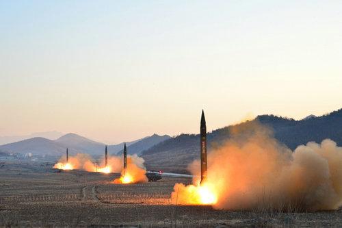 资料图片：朝中社3月7日提供的照片显示，朝鲜人民军进行了4枚弹道火箭同时发射训练。新华社/朝中社