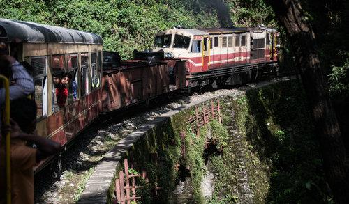 资料图：印度喜马偕尔邦首府西姆拉，当地居民乘坐山区火车出行 新华社记者 毕晓洋 摄