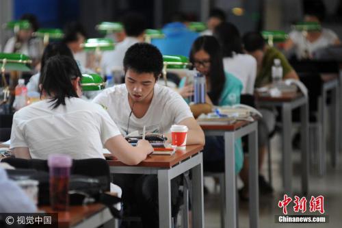 　　2017年6月2日，太原，山西省图书馆内座无虚席，备战高考的学子们正安静地坐在座位上读书、做题、查阅资料。 图片来源：视觉中国