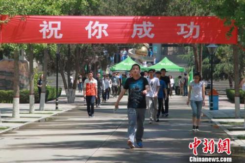 资料图:走出考场的考生 刘玉桃 摄