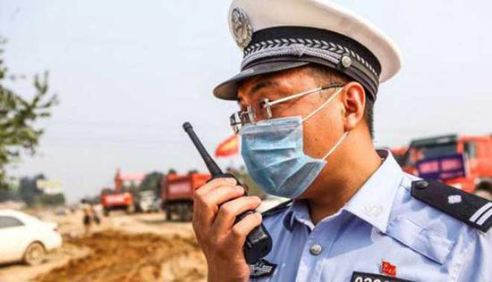 2008年,盖伟在四川地震灾区(图片来源:中国警察网)