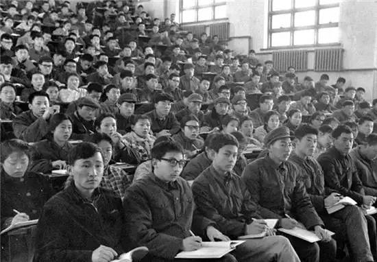 恢复高考后，清华大学首届大学生